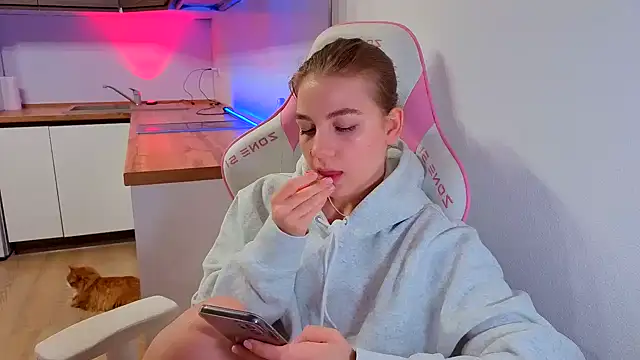 Enjoy everymoment  online show from 03-23-26, 07:03