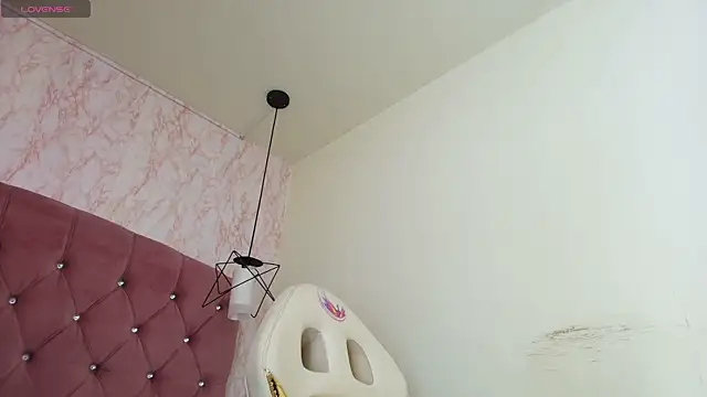 Snapshot of Raichell_ chatting on 10-28-25, 04:02 Raichell online show from 10-28-25, 04:02