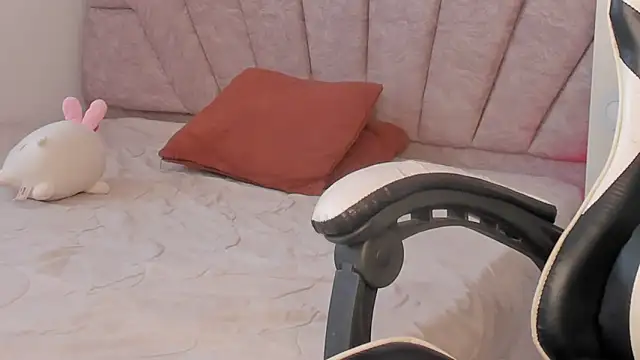 Snapshot of leahaltomm chatting on 10-15-25, 07:44 leahaltomm online show from 10-15-25, 07:44