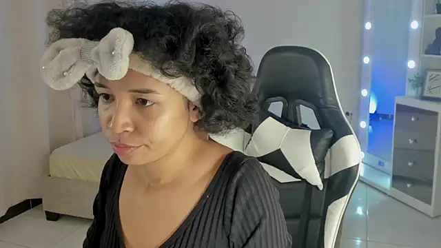 Snapshot of leahaltomm chatting on 02-16-25, 07:05 leahaltomm online show from 02-16-25, 07:05