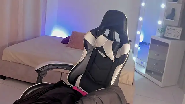 Snapshot of leahaltomm chatting on 02-20-25, 08:47 leahaltomm online show from 02-20-25, 08:47