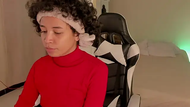 Snapshot of leahaltomm chatting on 03-01-25, 07:04 leahaltomm online show from 03-01-25, 07:04