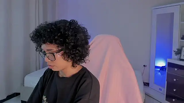 Snapshot of leahaltomm chatting on 02-11-25, 10:47 leahaltomm online show from 02-11-25, 10:47