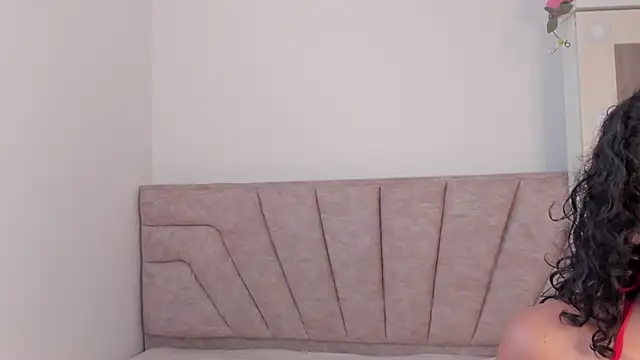 Snapshot of leahaltomm chatting on 10-18-25, 07:05 leahaltomm online show from 10-18-25, 07:05