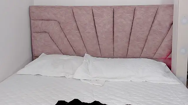 Snapshot of leahaltomm chatting on 10-29-25, 08:08 leahaltomm online show from 10-29-25, 08:08