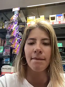 Snapshot of Andrea18_blonde chatting on 10-27-25, 11:27 Andrea18 blonde online show from 10-27-25, 11:27