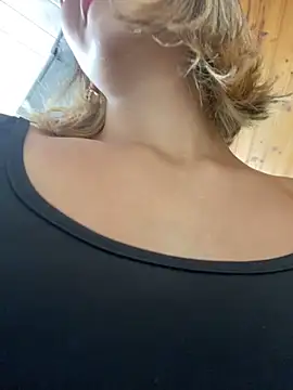 Snapshot of Andrea18_blonde chatting on 11-20-25, 03:34 Andrea18 blonde online show from 11-20-25, 03:34