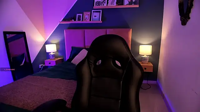 Gigi Strawberry online show from 12-19-25, 01:31