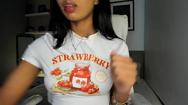 Gigi Strawberry online show from 10-15-25, 04:55