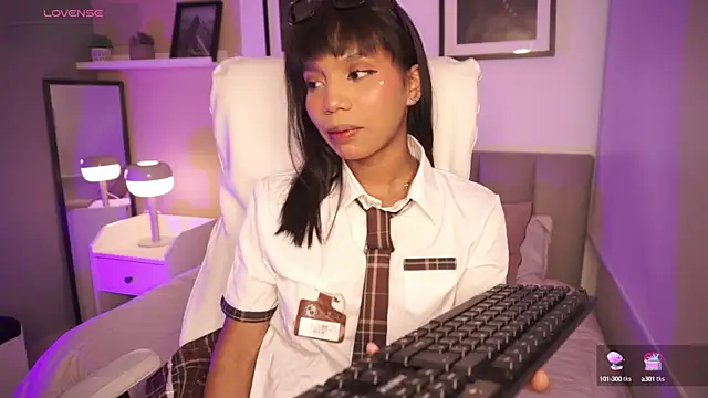 Gigi Strawberry online show from 10-17-25, 05:11