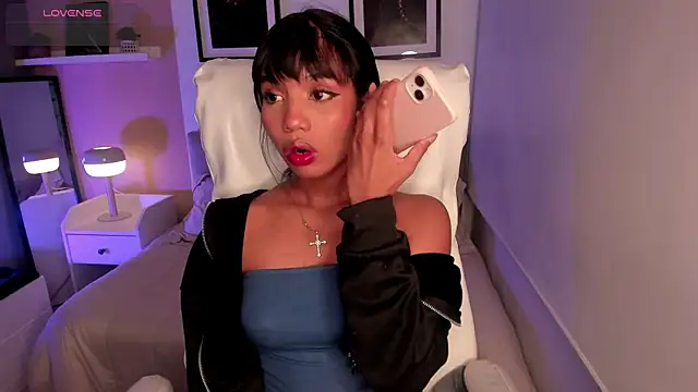 Gigi Strawberry online show from 10-24-25, 05:17