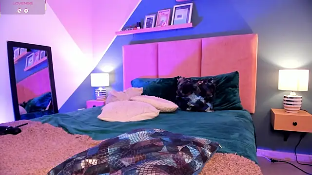 Gigi Strawberry online show from 12-20-25, 05:32