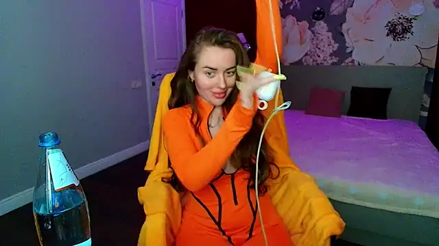 Snapshot of MissisCaty chatting on 05-16-26, 07:02 MissisCaty online show from 05-16-26, 07:02