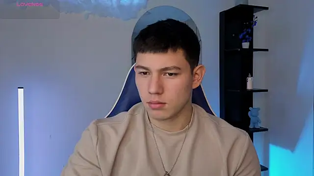 JamesCr  online show from 06-19-26, 12:33