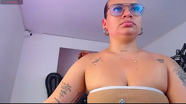 Snapshot of Taliana36 chatting on 10-18-25, 12:07 Taliana36 online show from 10-18-25, 12:07