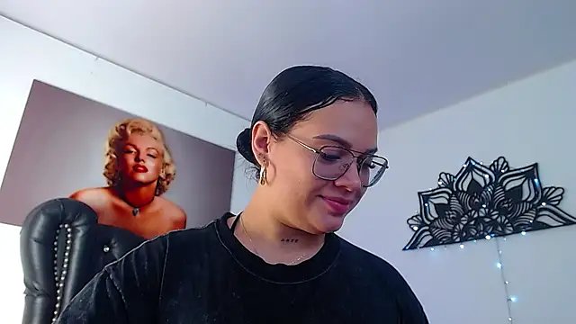 Snapshot of Taliana36 chatting on 02-21-25, 01:11 Taliana36 online show from 02-21-25, 01:11