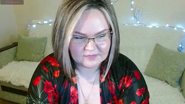 Snapshot of Vivien__wet chatting on 02-02-25, 02:45 Vivien wet online show from 02-02-25, 02:45