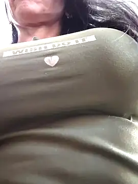 Snapshot of hema_gold chatting on 10-24-25, 03:33 hema gold online show from 10-24-25, 03:33