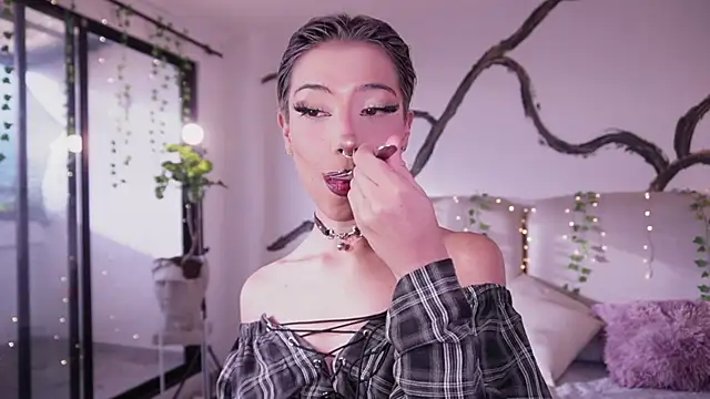 Snapshot of soidai_miiu chatting on 10-31-25, 09:32 soidai miiu online show from 10-31-25, 09:32