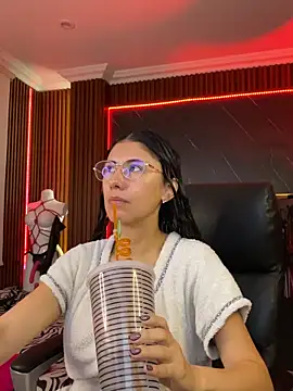 XiaQueen online show from 11-13-25, 11:36