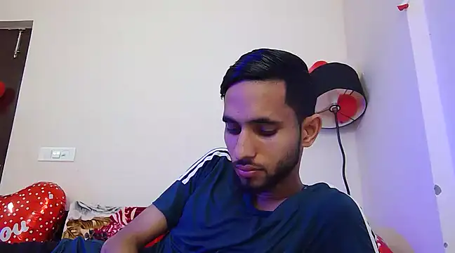 Snapshot of Queen_Couple chatting on 02-18-25, 09:10 Queen Couple online show from 02-18-25, 09:10