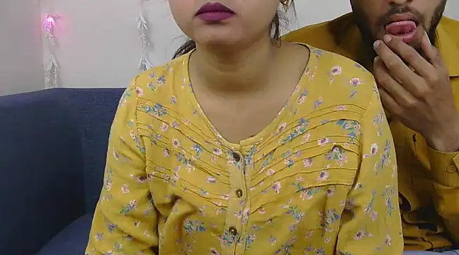 Snapshot of Queen_Couple chatting on 03-23-25, 05:00 Queen Couple online show from 03-23-25, 05:00