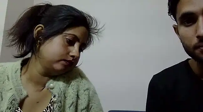 Snapshot of Queen_Couple chatting on 03-01-25, 06:35 Queen Couple online show from 03-01-25, 06:35