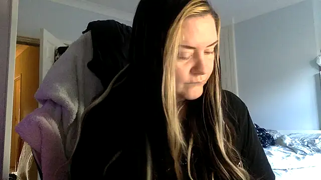 AureliaXOX online show from 02-06-25, 10:58