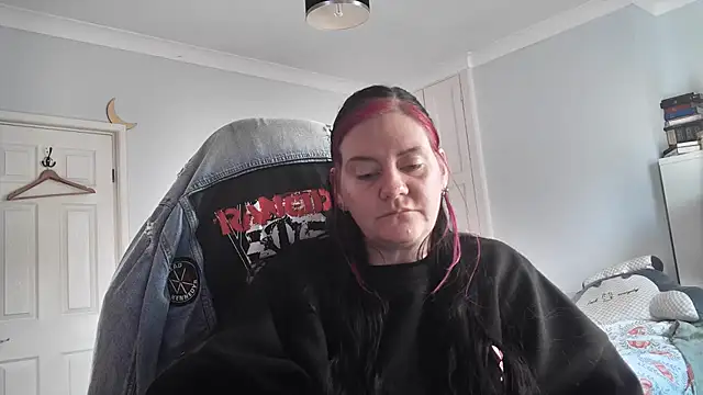 AureliaXOX online show from 10-28-25, 01:54