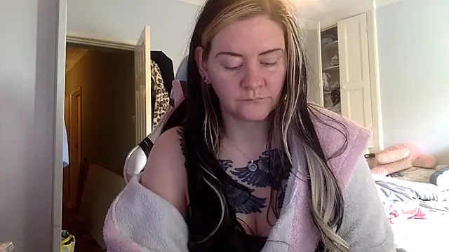 AureliaXOX online show from 02-05-25, 01:44