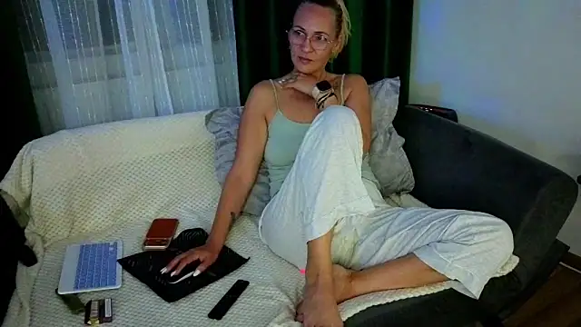 Snapshot of SweetAnia_ chatting on 05-09-26, 08:01 SweetAnia online show from 05-09-26, 08:01