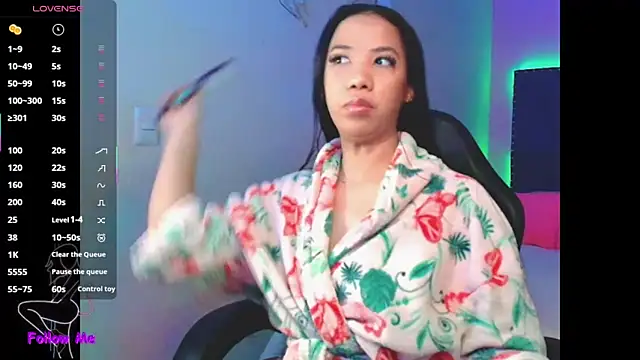 SallyWhitee online show from 11-20-25, 04:35