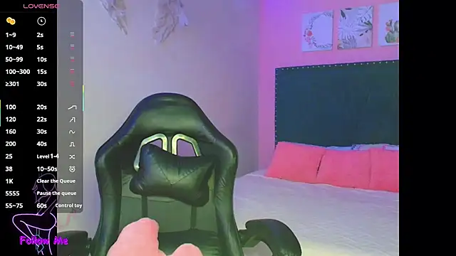 SallyWhitee online show from 12-19-25, 04:49