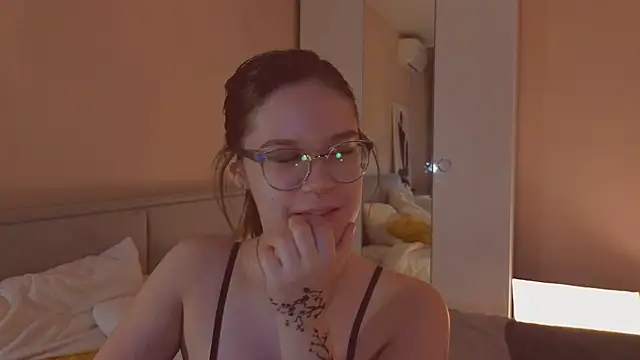 Snapshot of Mia_Luw chatting on 02-06-26, 03:57 Mia Luw online show from 02-06-26, 03:57