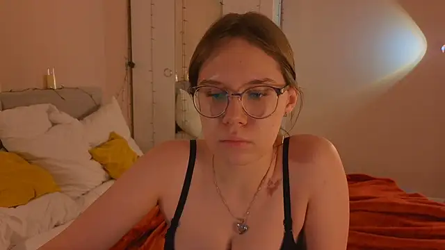 Mia Luw online show from 12-14-25, 10:10