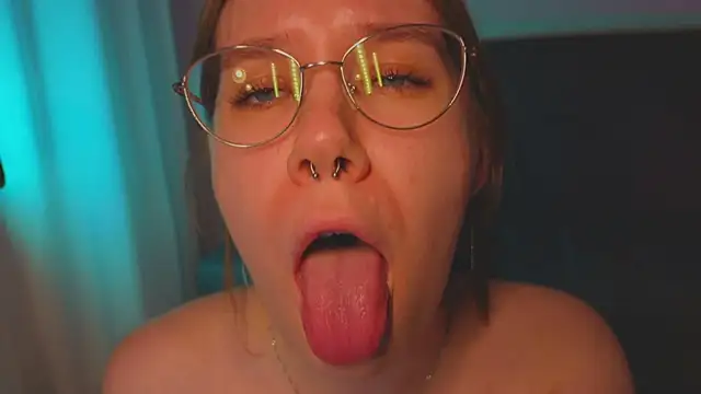 Snapshot of Mia_Luw chatting on 04-27-26, 02:37 Mia Luw online show from 04-27-26, 02:37