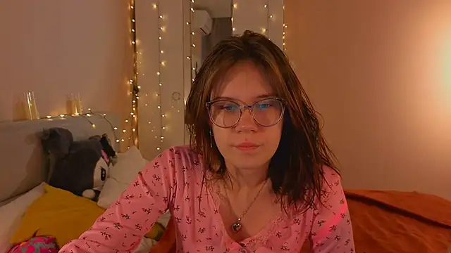 Mia Luw online show from 12-21-25, 03:41