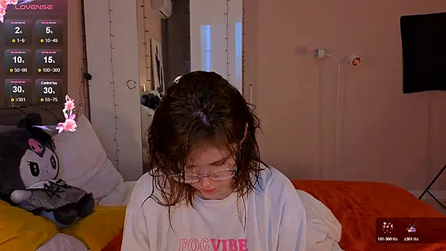 Mia Luw online show from 12-19-25, 04:16