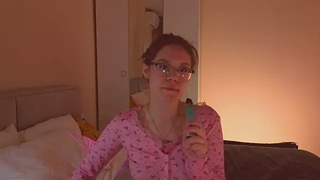 Snapshot of Mia_Luw chatting on 02-07-26, 12:40 Mia Luw online show from 02-07-26, 12:40