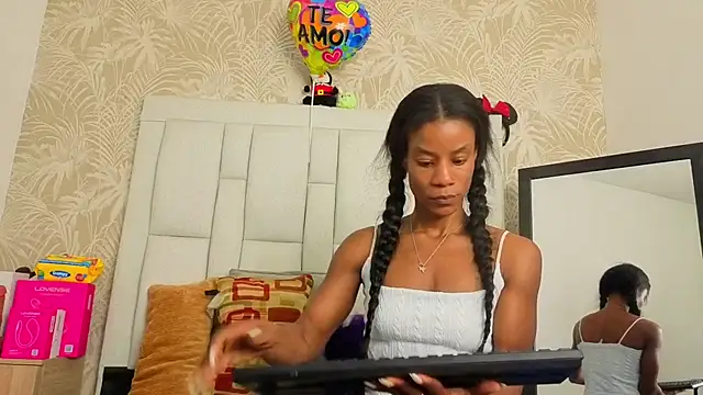 Snapshot of dafnnelewis chatting on 04-22-26, 12:01 dafnnelewis online show from 04-22-26, 12:01