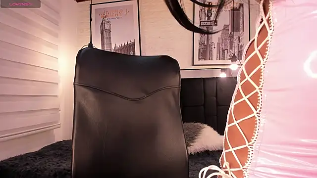 tylla  online show from 10-24-25, 04:11