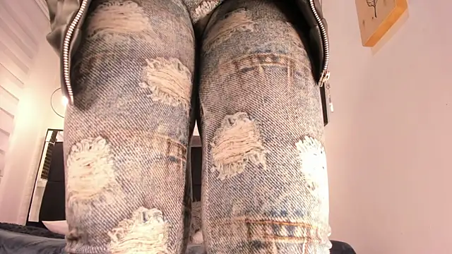 tylla  online show from 11-21-25, 04:00