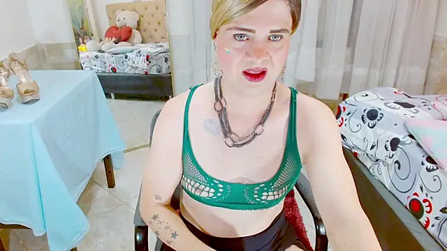 Snapshot of Dolldirtyxxx chatting on 05-26-26, 05:05 Dolldirtyxxx online show from 05-26-26, 05:05