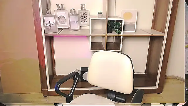 Snapshot of _AngeliaFlow_ chatting on 05-08-26, 08:29 AngeliaFlow online show from 05-08-26, 08:29