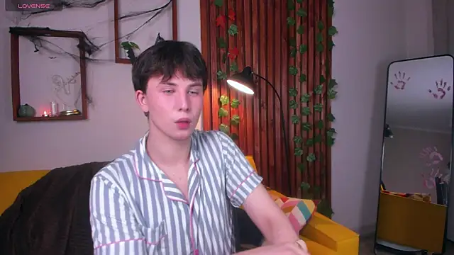 AdrianoAubert online show from 10-31-25, 03:25