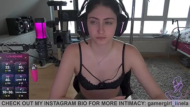 Snapshot of Gamergirl-Linela chatting on 09-22-25, 12:33 Gamergirl-Linela online show from 09-22-25, 12:33