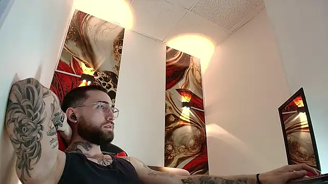 Snapshot of Luke_davis01 chatting on 03-10-26, 01:04 Luke davis01 online show from 03-10-26, 01:04