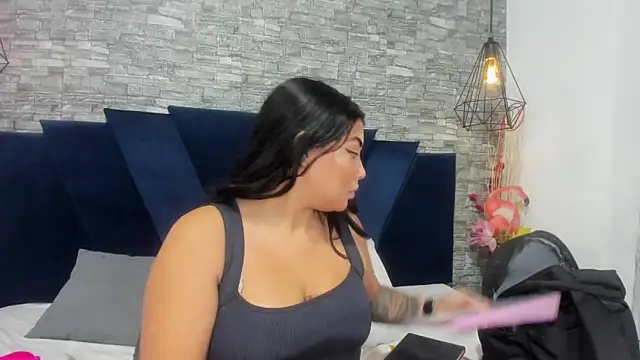 Sophia Brunett online show from 11-12-25, 12:20