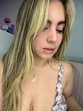 Snapshot of Cloee_Rainbow1 chatting on 06-20-26, 02:49 Cloee Rainbow1 online show from 06-20-26, 02:49