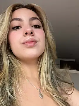 Snapshot of Cloee_Rainbow1 chatting on 07-17-26, 01:19 Cloee Rainbow1 online show from 07-17-26, 01:19